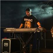 Cerchi un insegnante di pianoforte pop e tastiere che abbia un approccio pratico? Ecco